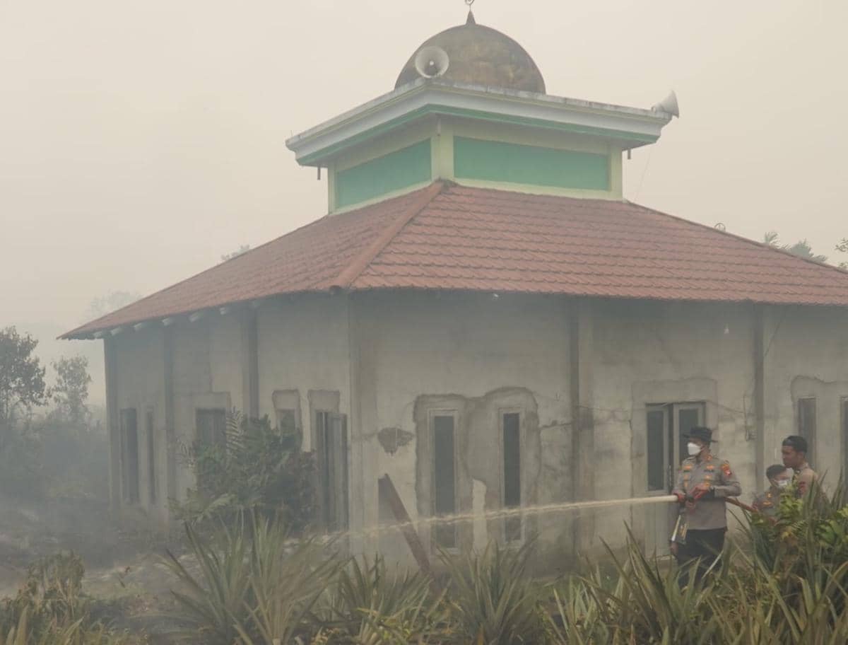 Tinggal Sejengkal, Api Karhutla Nyaris Bakar Masjid di Kubu Raya