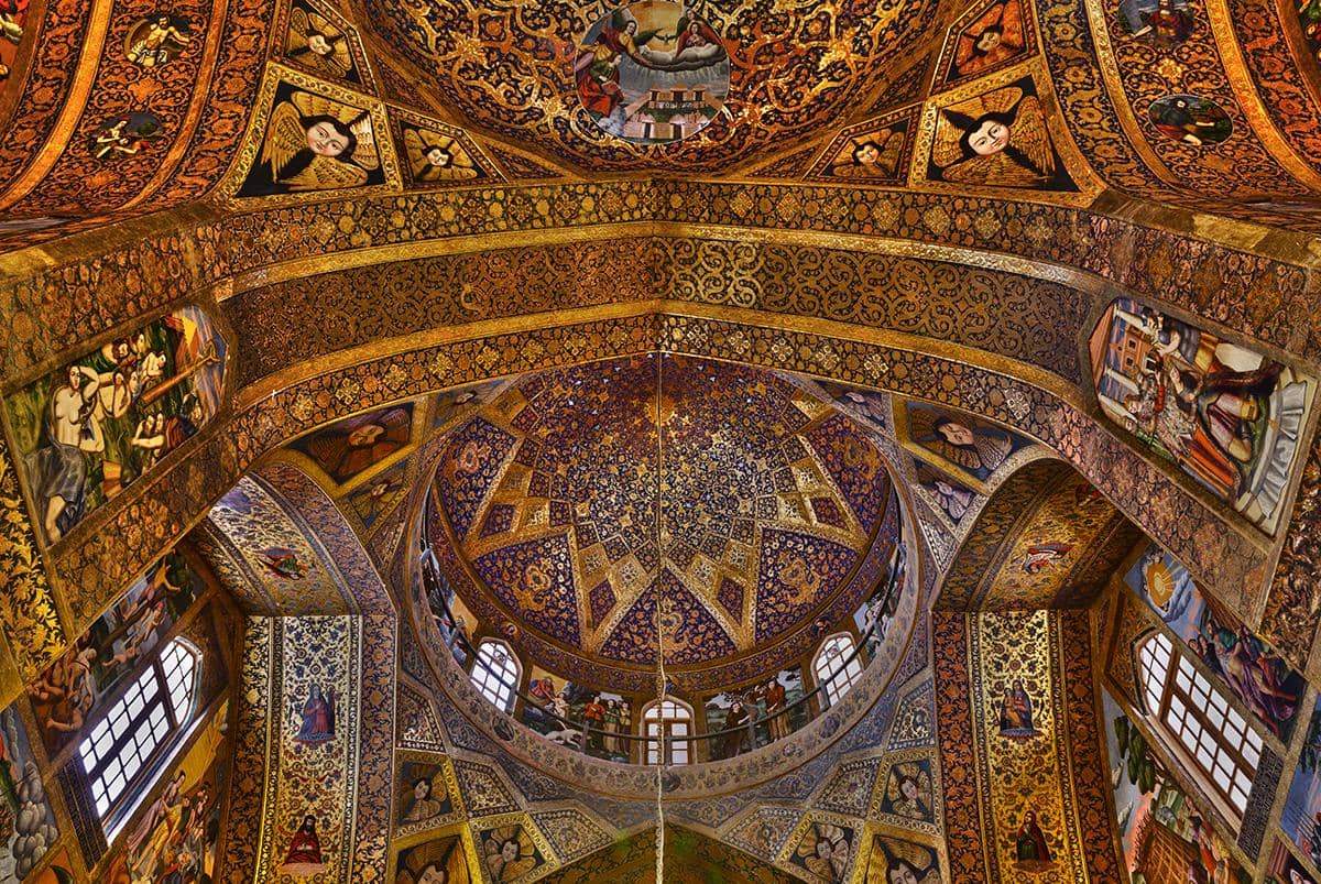interior yang berornamen dan lukisan dinding di langit-langit berkubah Katedral Vank.