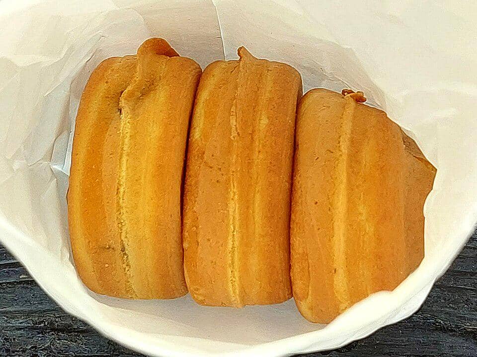 Ilustrasi obanyaki, kue bulat khas Jepang dengan kulit panggang cokelat keemasan dan isian manis yang padat.