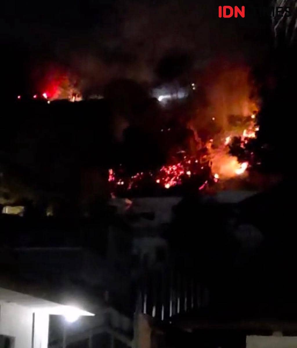 [BREAKING] Bukit Kawasan Wisata Senggigi Lombok Barat Terbakar