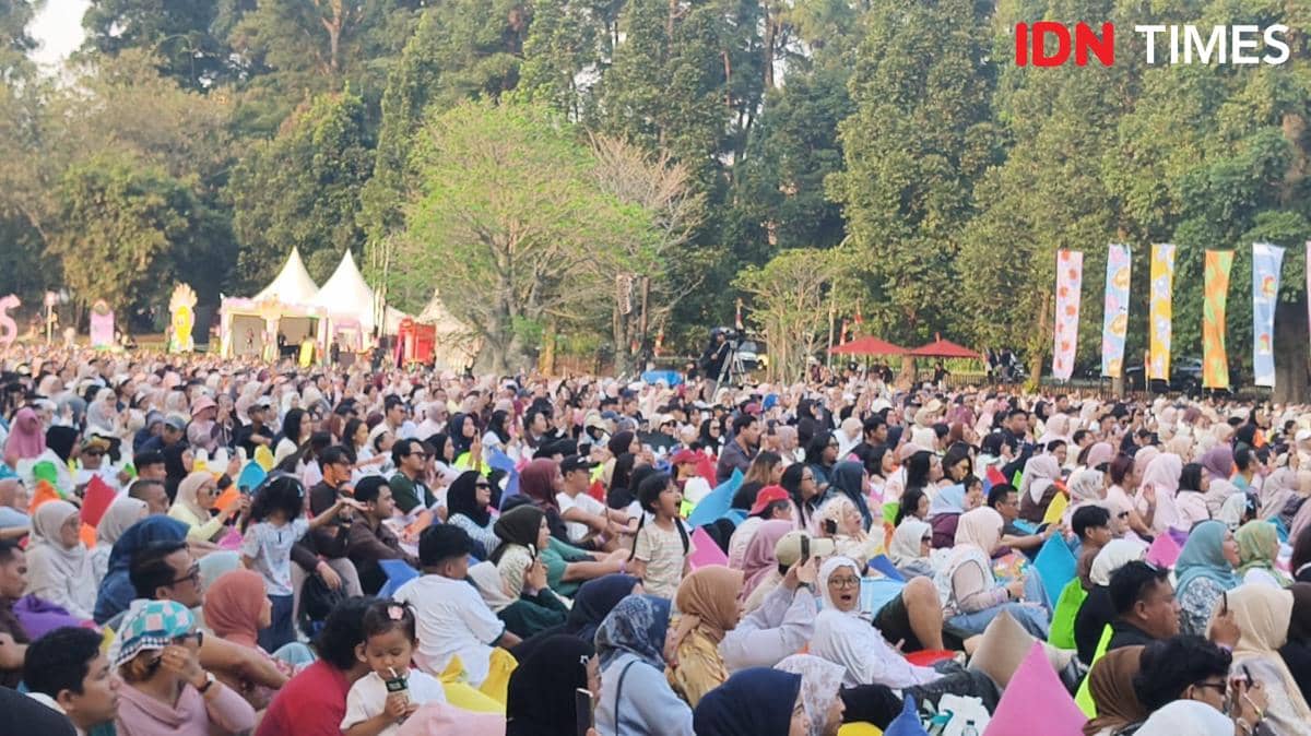 Ribuan masyarakat memadati halaman saat berlangsungnya acara Sunset di Kebun pada suasana sore hari.