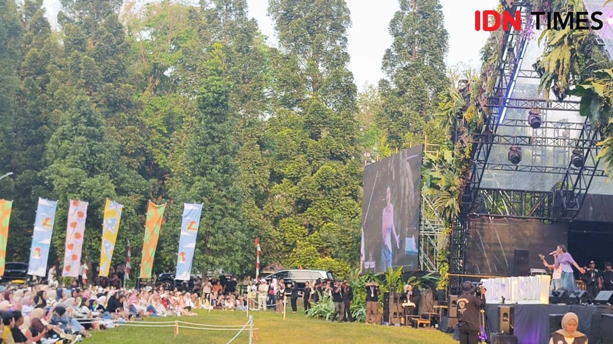 Daya Tarik Sunset di Kebun: Nonton Konser Sambil Duduk Menikmati Alam Terbuka