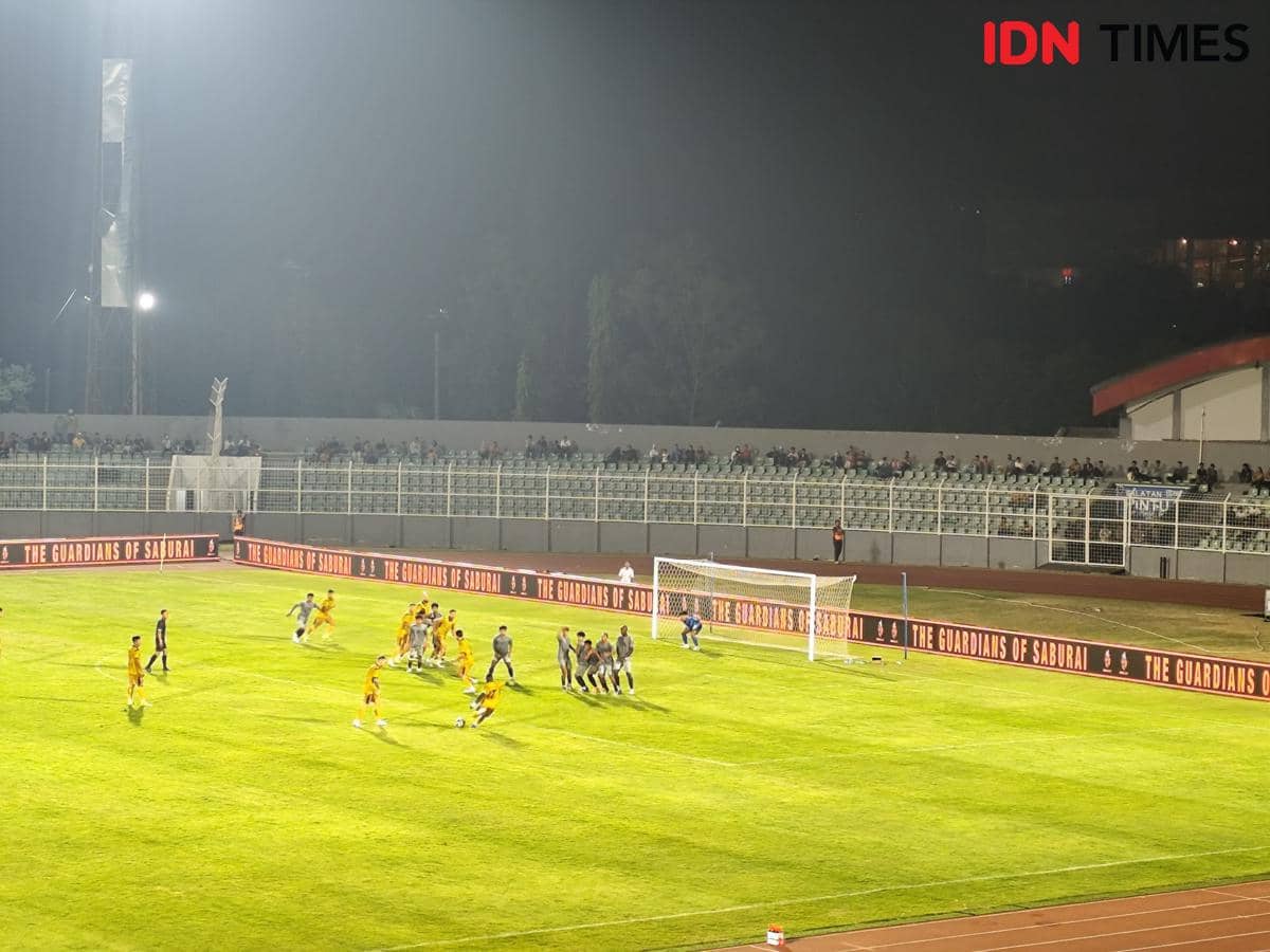 Pertandingan sepak bola Bhayangkara Presisi Lampung FC melawan Persikad Depok di Stadion Sumpah Pemuda.
