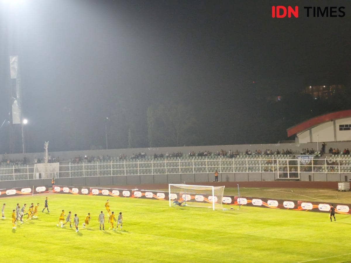 Milan Ristovski mencetak gol lewat tendangan penalti saat menghadapi Persikad Depok di lapangan sepak bola.