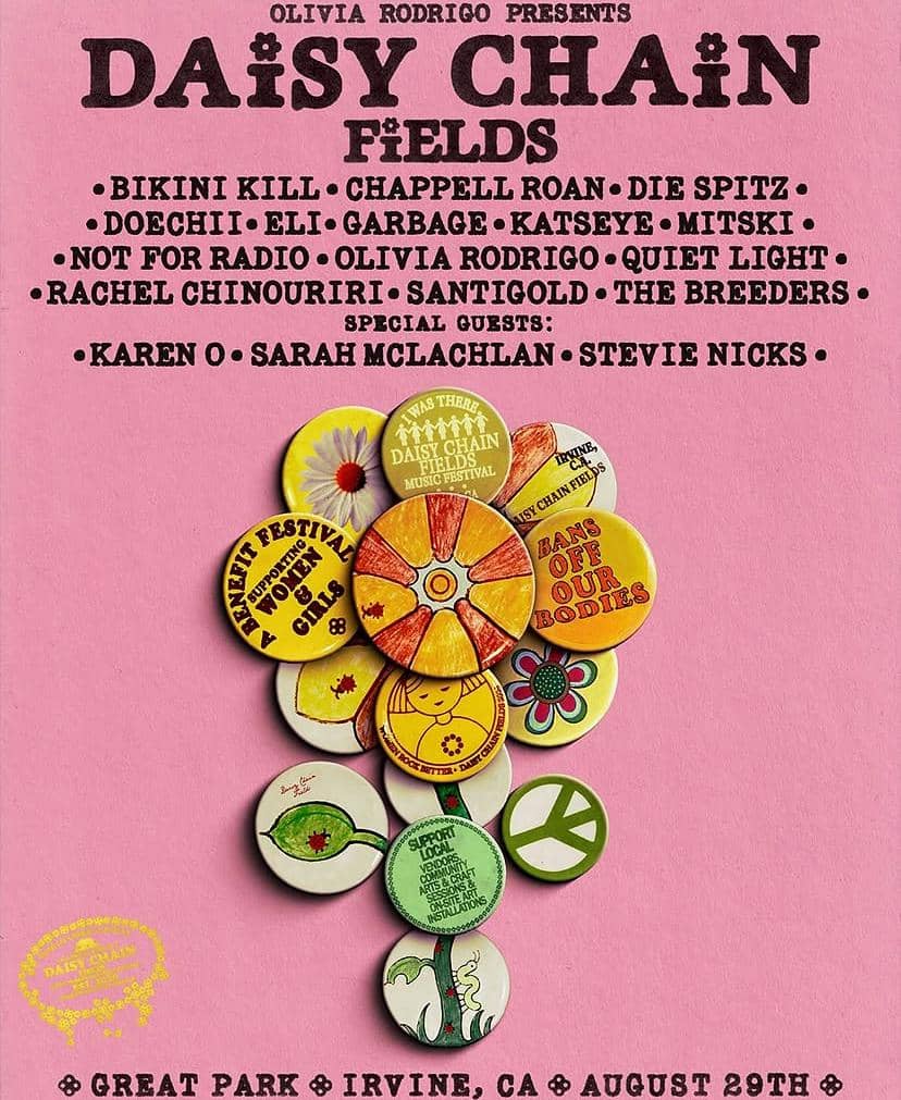 Hamparan ladang bunga daisy membentuk rangkaian alami, seperti tersirat dalam keterangan Daisy Chain Fields.