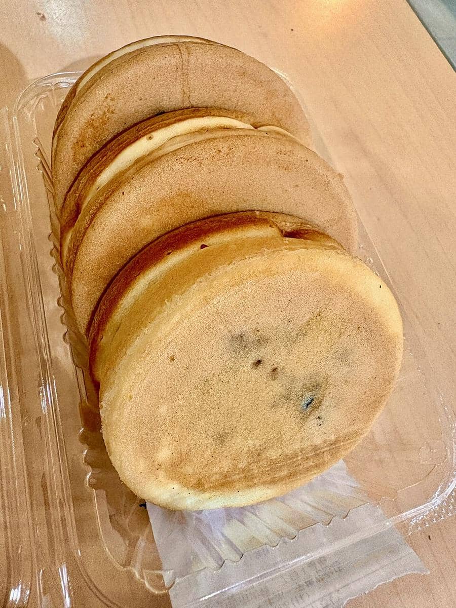 Ilustrasi obanyaki, kue Jepang berbentuk bulat dengan permukaan kecokelatan, disajikan sebagai camilan manis.