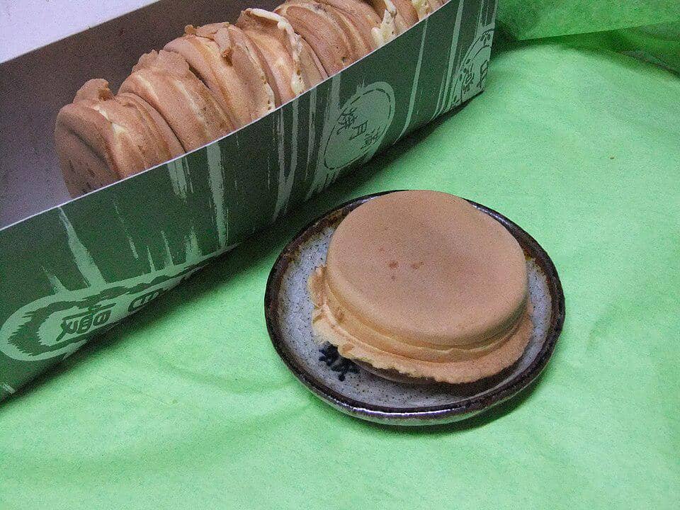 Ilustrasi obanyaki, kue bulat khas Jepang berwarna cokelat keemasan yang dikenal sebagai camilan dengan isian manis.