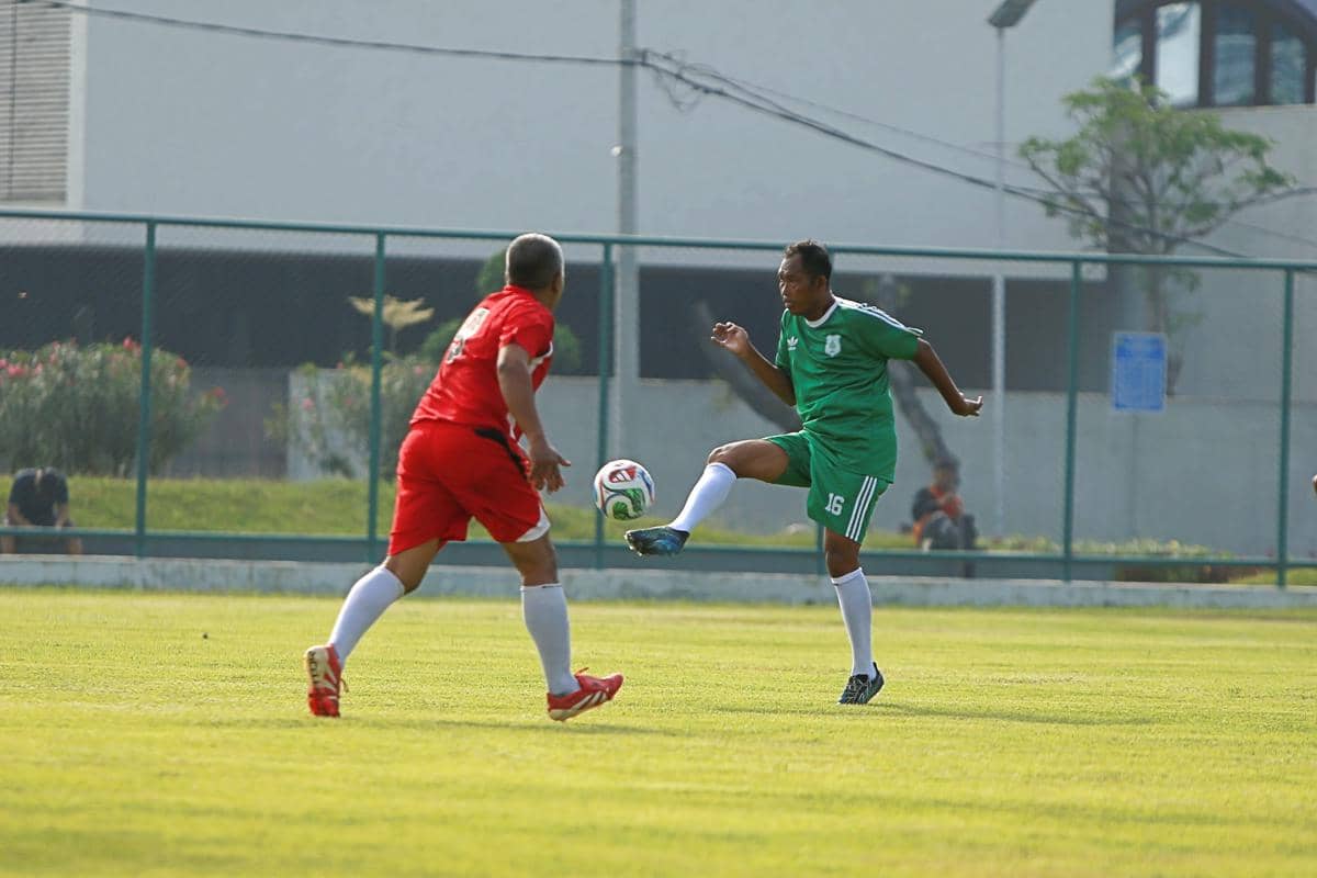 Pemain PSMS Sinabung dan PSL Langka berebut bola dalam duel sepak bola di Stadion Kebun Bunga, Sabtu 29 Agustus 2026.