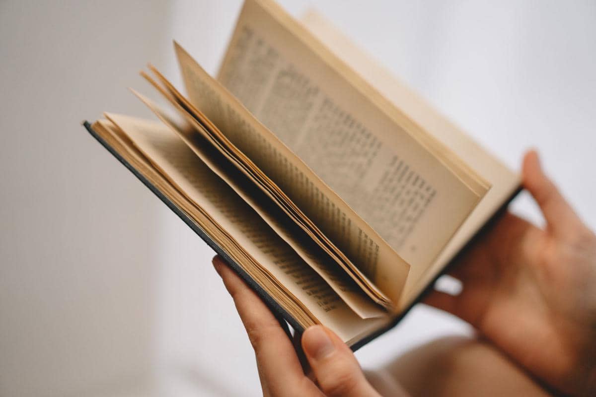 7 Cara Merawat Buku Fisik agar Bebas Jamur dan Yellowing