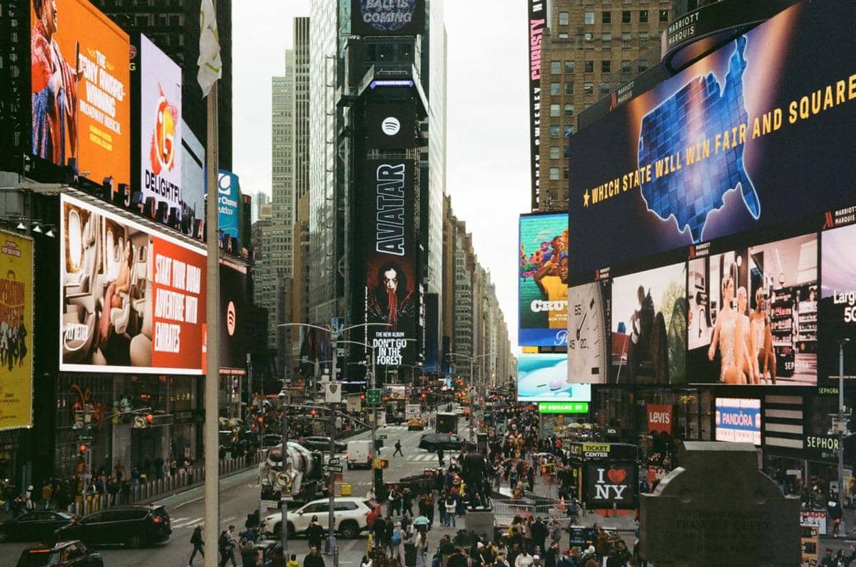ilustrasi Times Square, New York City, Amerika Serikat, papan billboard, iklan, perkotaan, crowd