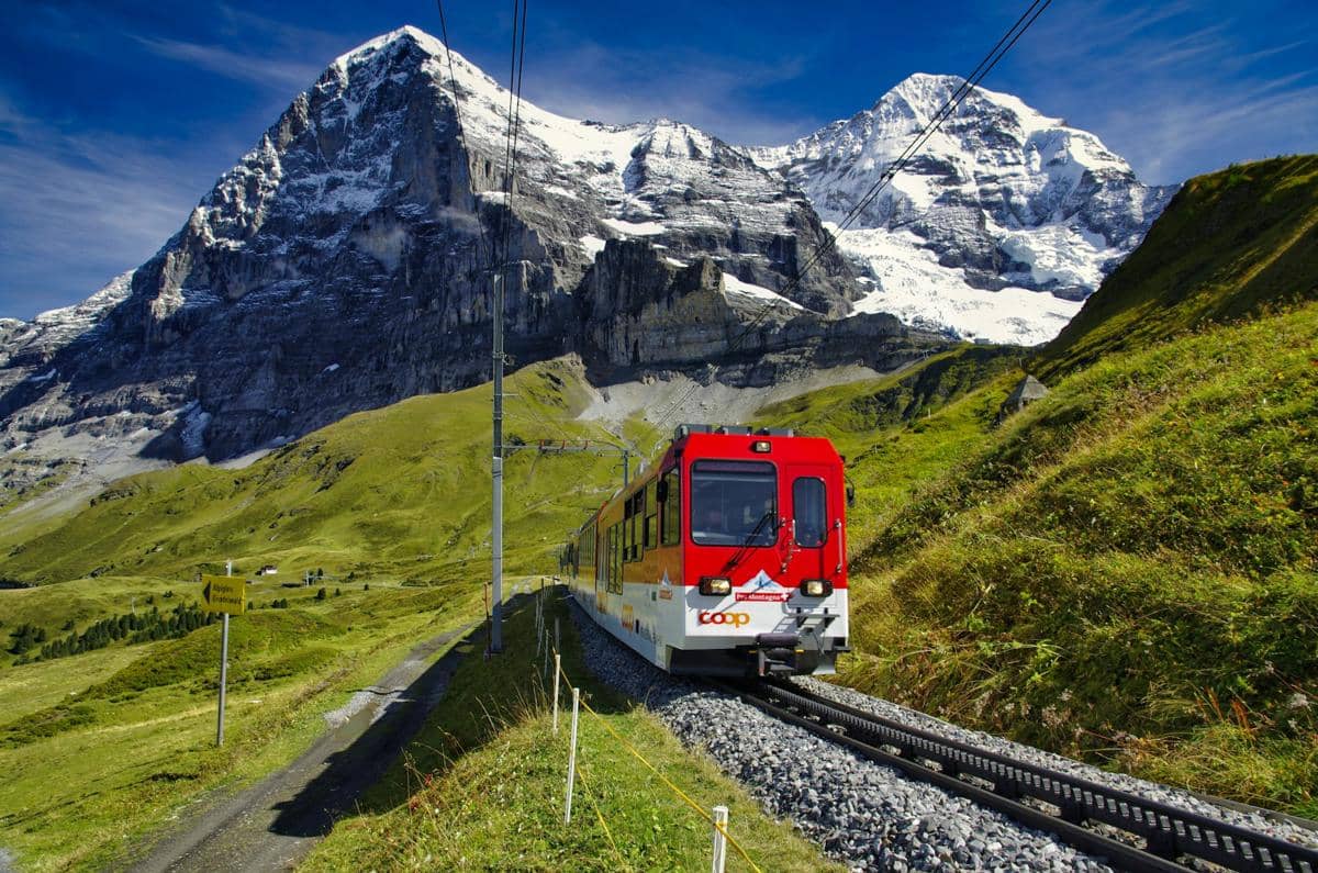 ilustrasi kereta di Swiss