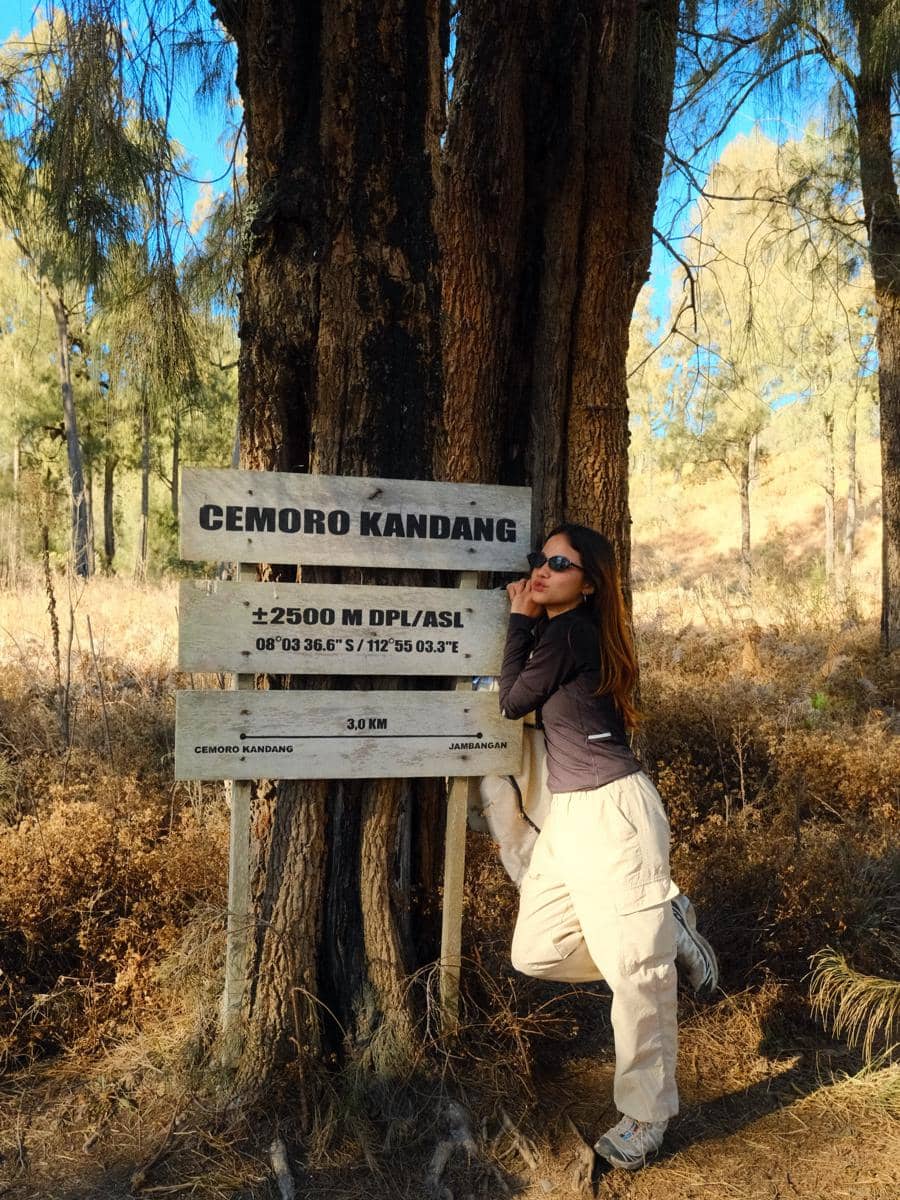 Bella Graceva berkeliling di kawasan Cemoro Kandang saat pendakian Gunung Semeru, dikelilingi lanskap pegunungan.