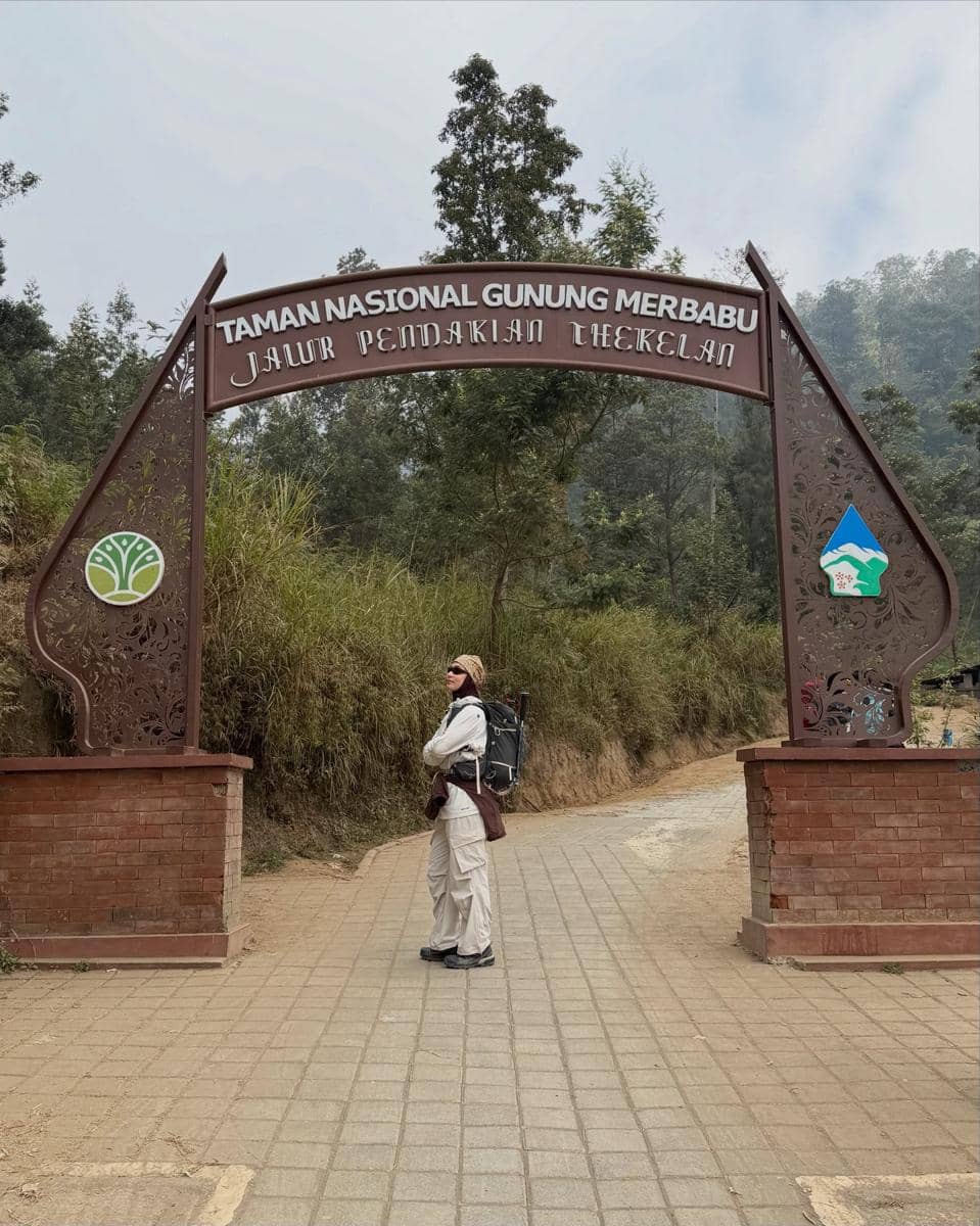 Dwi Handayani bersiap mendaki Gunung Merbabu bareng sahabat