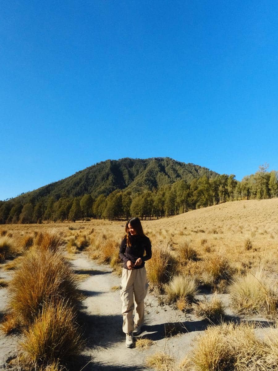 Bella Graceva berkeliling Cemoro Kandang saat menjalani perjalanan pendakian di kawasan Gunung Semeru tersebut.