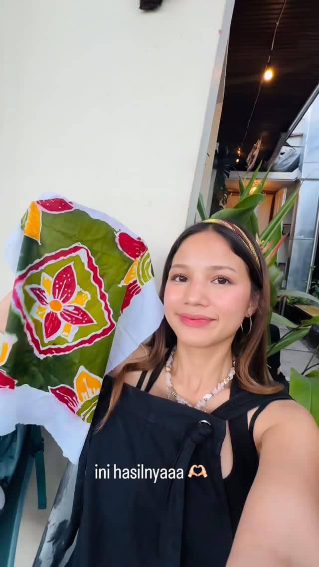 Bella Graceva membuat batik di kampung batik Laweyan