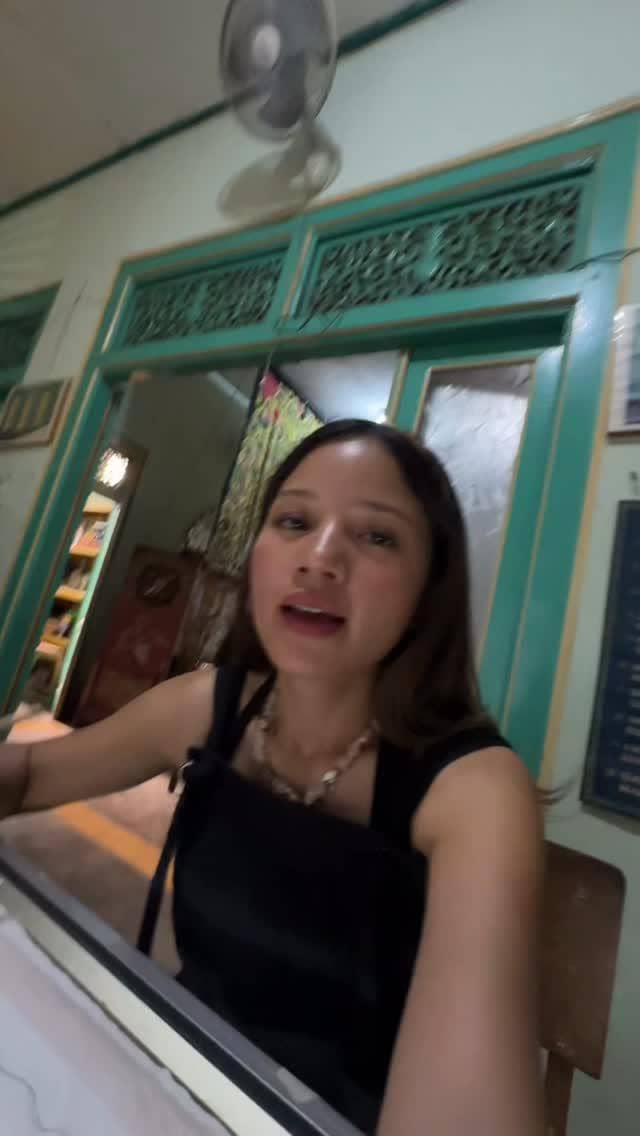 Bella Graceva membuat batik di kampung batik Laweyan