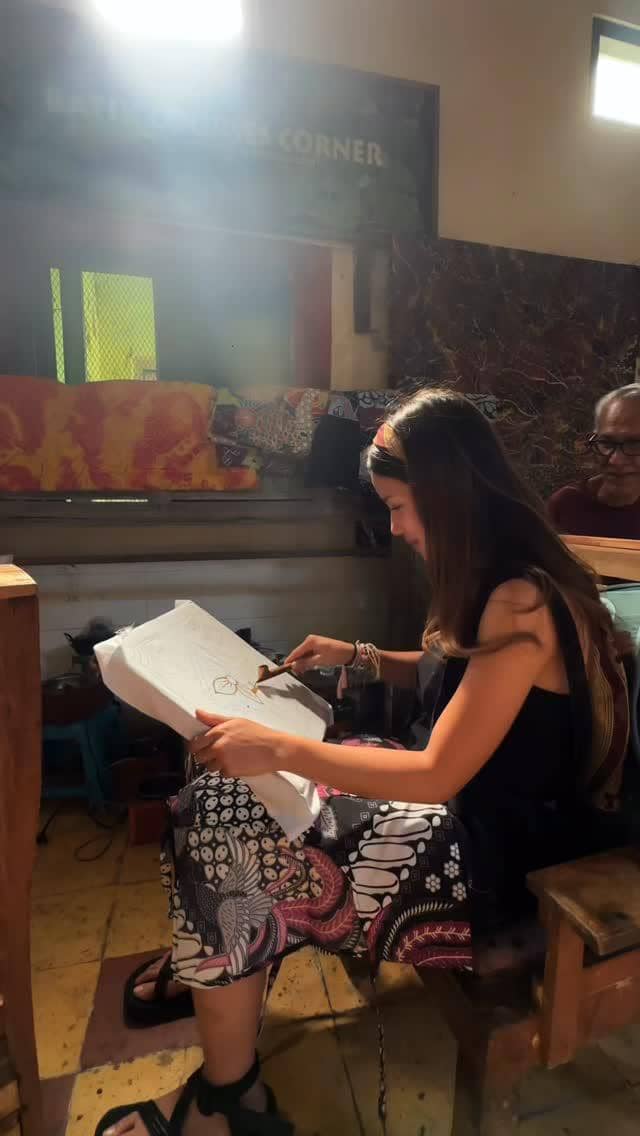 Bella Graceva membuat batik di kampung batik Laweyan