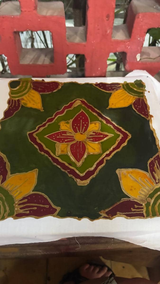 Bella Graceva membuat batik di kampung batik Laweyan