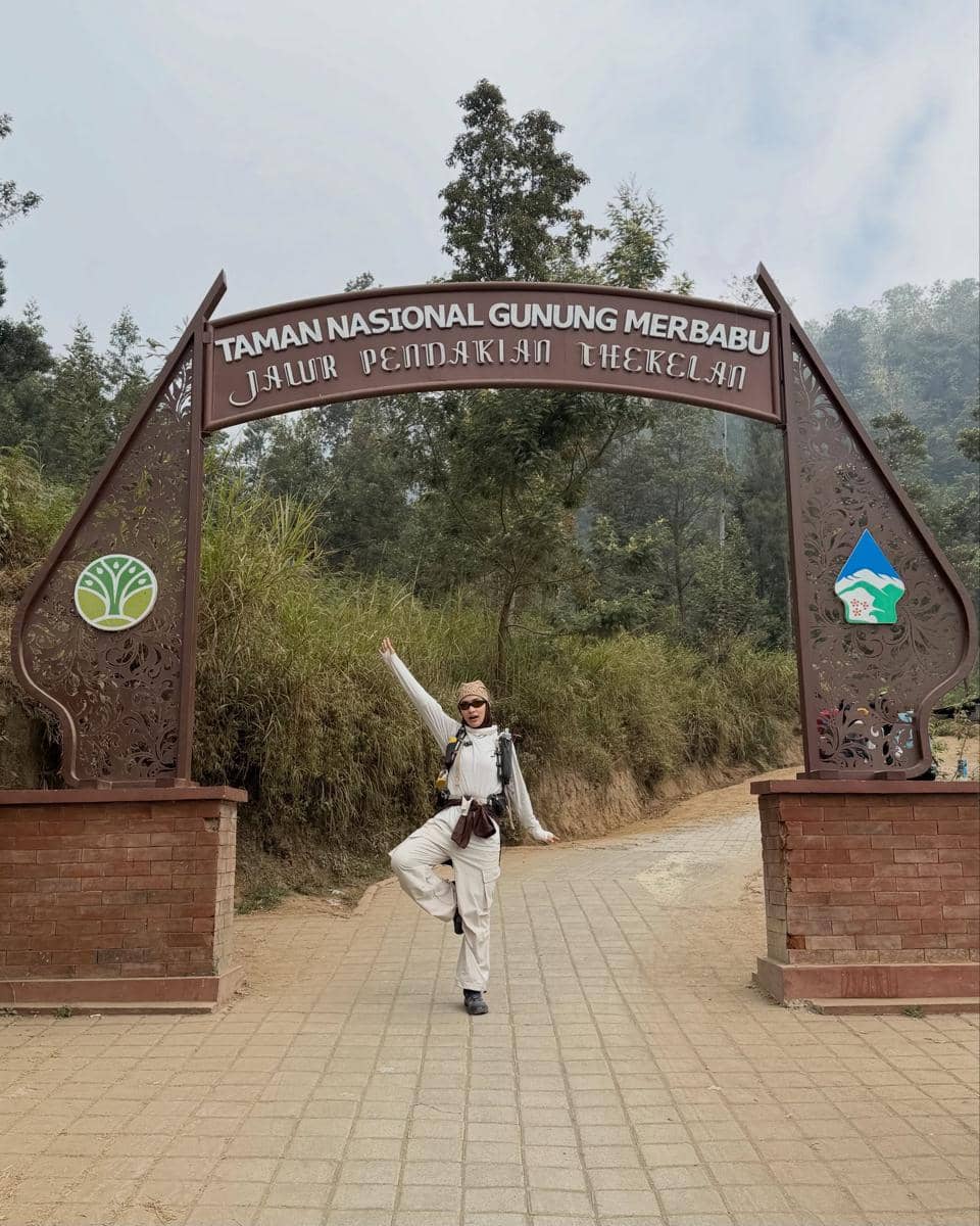 Dwi Handayani bersiap mendaki Gunung Merbabu bareng sahabat