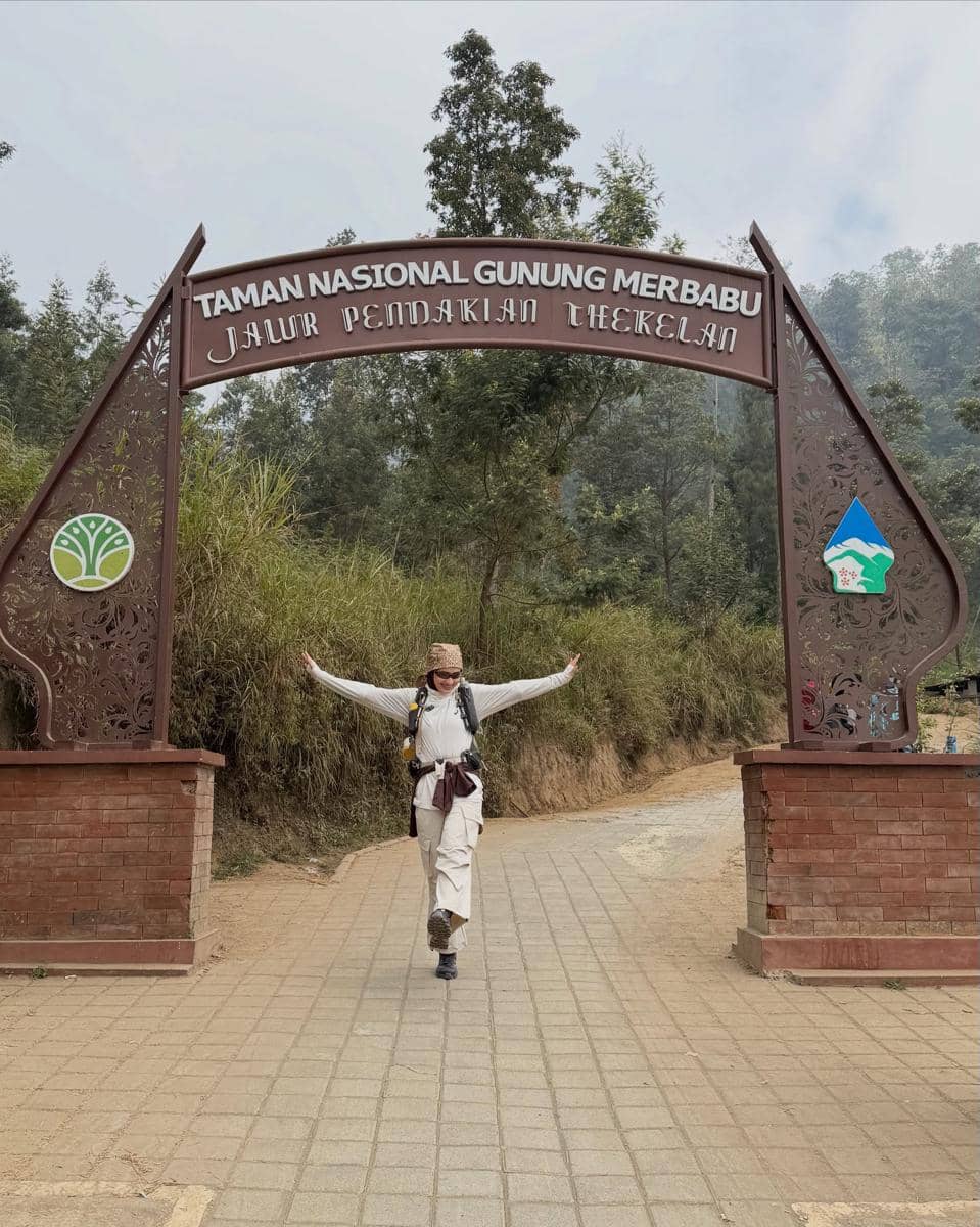 Dwi Handayani bersiap mendaki Gunung Merbabu bareng sahabat