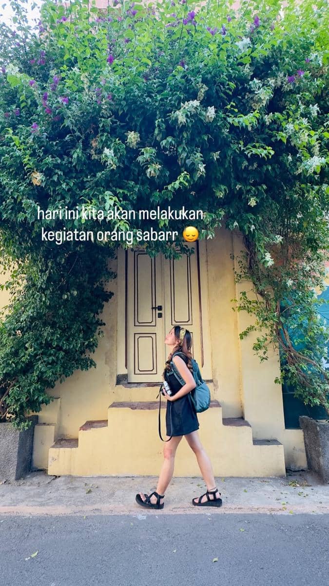 Bella Graceva membuat batik di kampung batik Laweyan