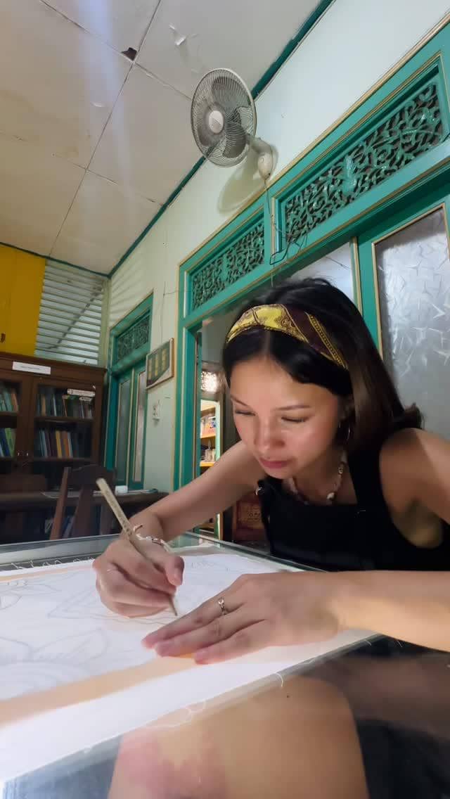 Bella Graceva membuat batik di kampung batik Laweyan
