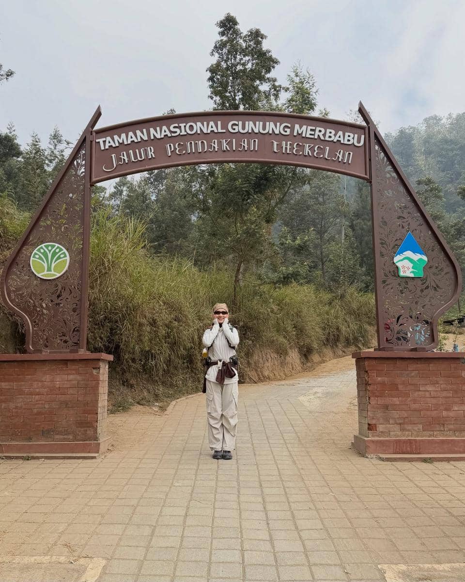 Dwi Handayani bersiap mendaki Gunung Merbabu bareng sahabat
