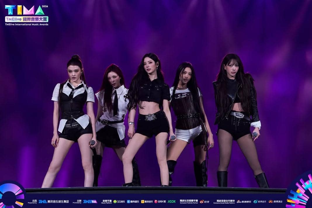 Para anggota grup K-pop MEOVV tampil bersama dalam acara TIMA 2026, dengan busana panggung yang serasi.
