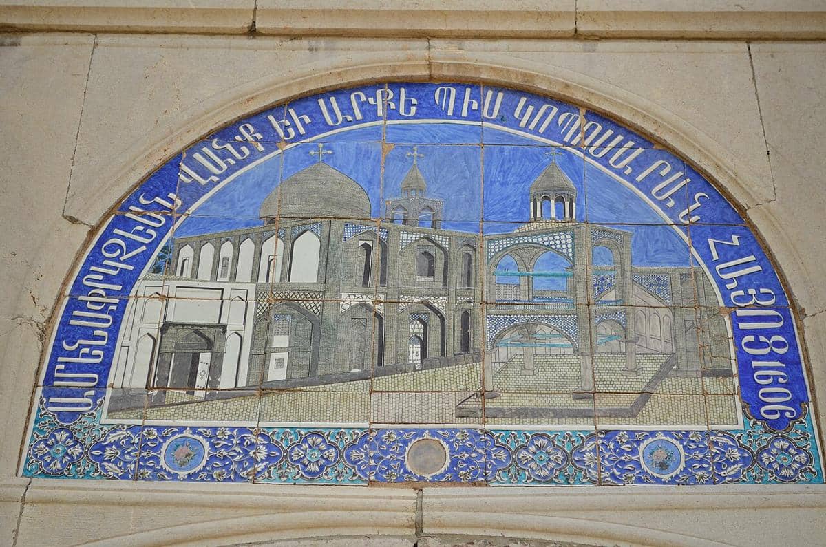 Plakat keramik di atas pintu masuk Katedral Vank.