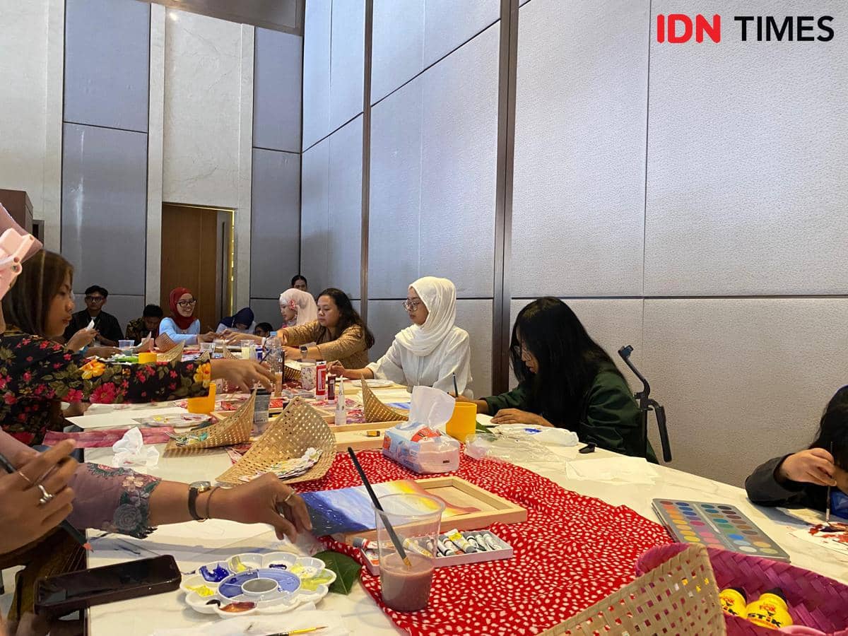 Peserta mengikuti Workshop Painting and Crafting Beginner Guide di Pesta Folka Vol. 2 dengan kegiatan melukis dan membuat kerajinan.