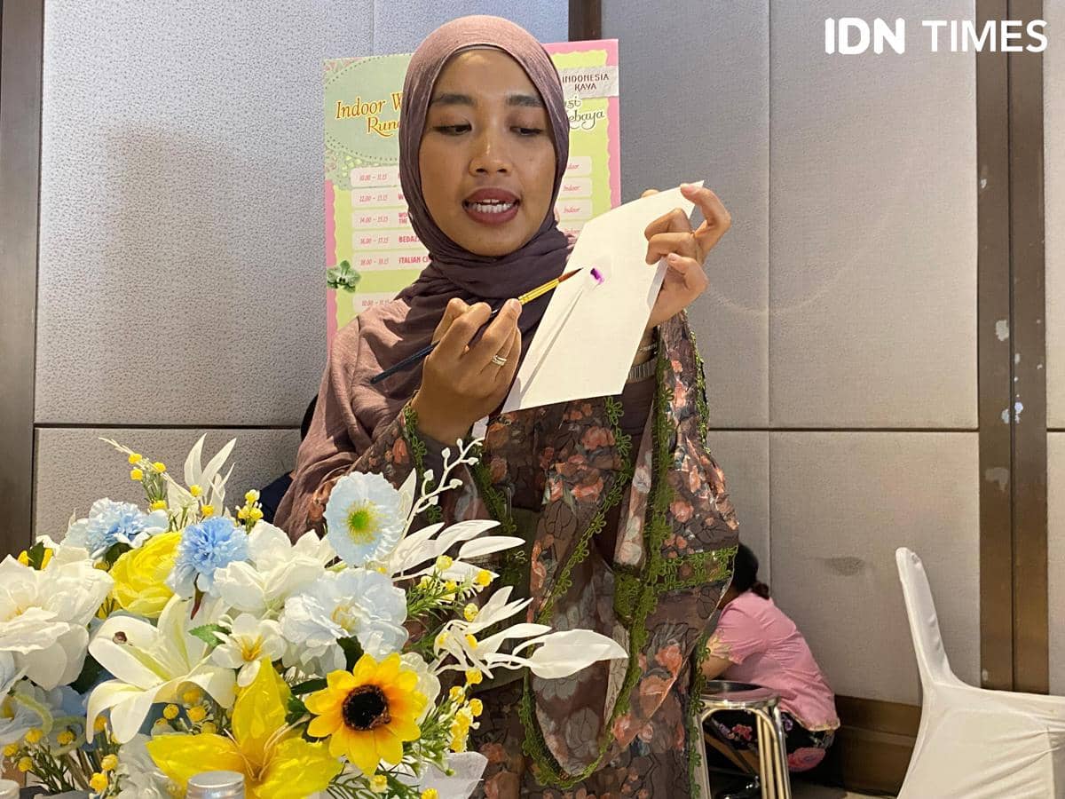 Kak Yusa memandu peserta workshop Painting and Crafting Beginner Guide dengan menjelaskan teknik melukis di Pesta Folka Vol. 2.