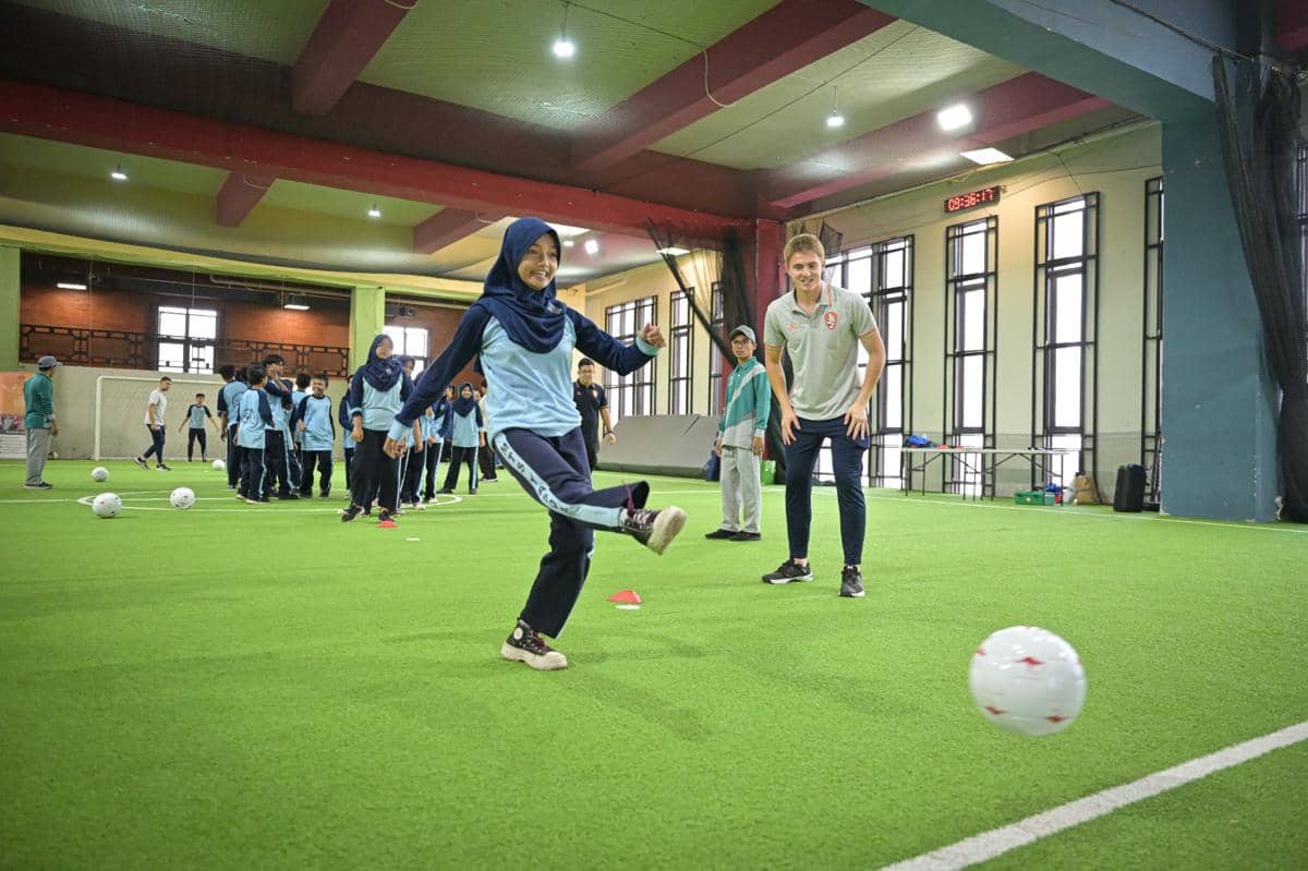 Para peserta soccer clinic Brisbane Roar mengikuti pelatihan sepak bola bersama di MTs Yasda, Indonesia.