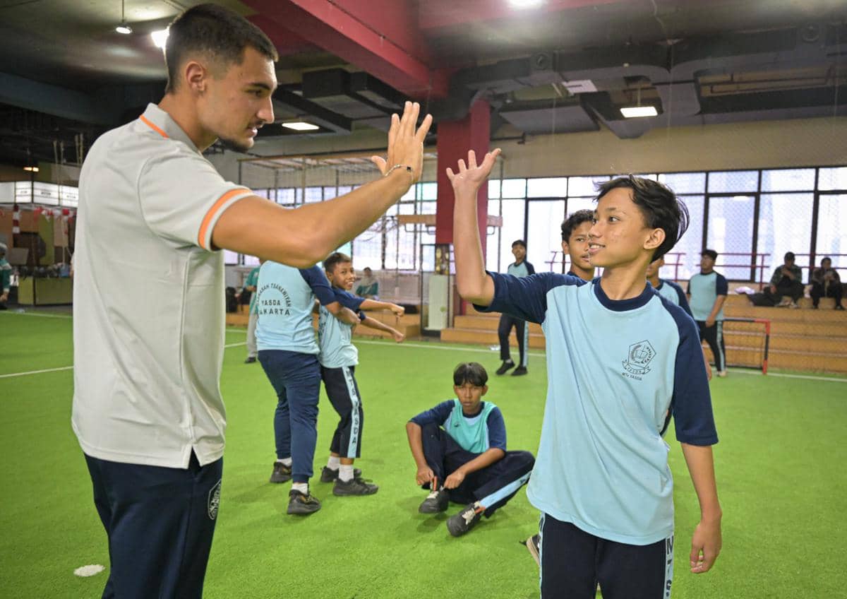 Peserta mengikuti soccer clinic yang digelar Brisbane Roar di MTs Yasda, Indonesia, didokumentasikan Kedubes Australia.