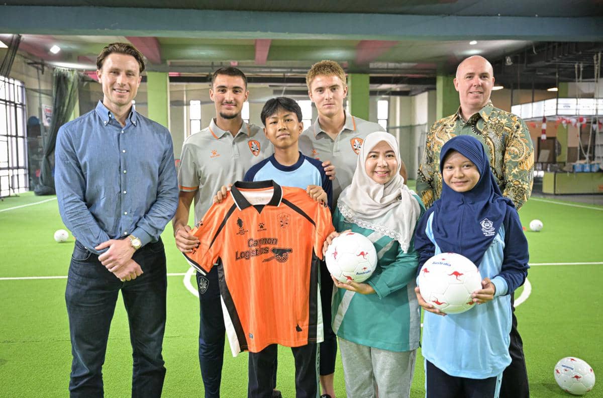 Para peserta mengikuti soccer clinic Brisbane Roar di lingkungan MTs Yasda, Indonesia, yang digelar Kedubes Australia.