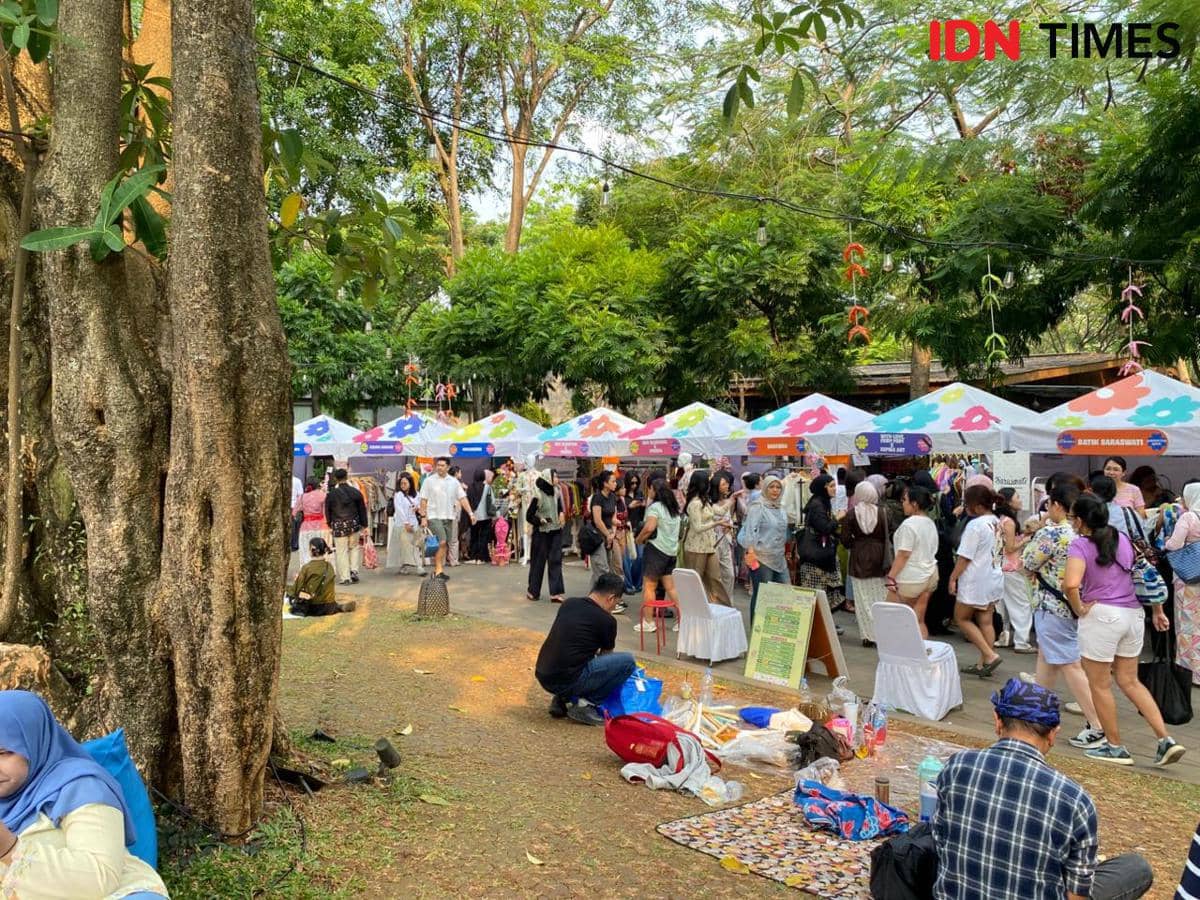 Berbagai aktivitas peserta dan pengunjung berlangsung dalam rangkaian acara Pesta Folka Vol. 2 di area kegiatan.