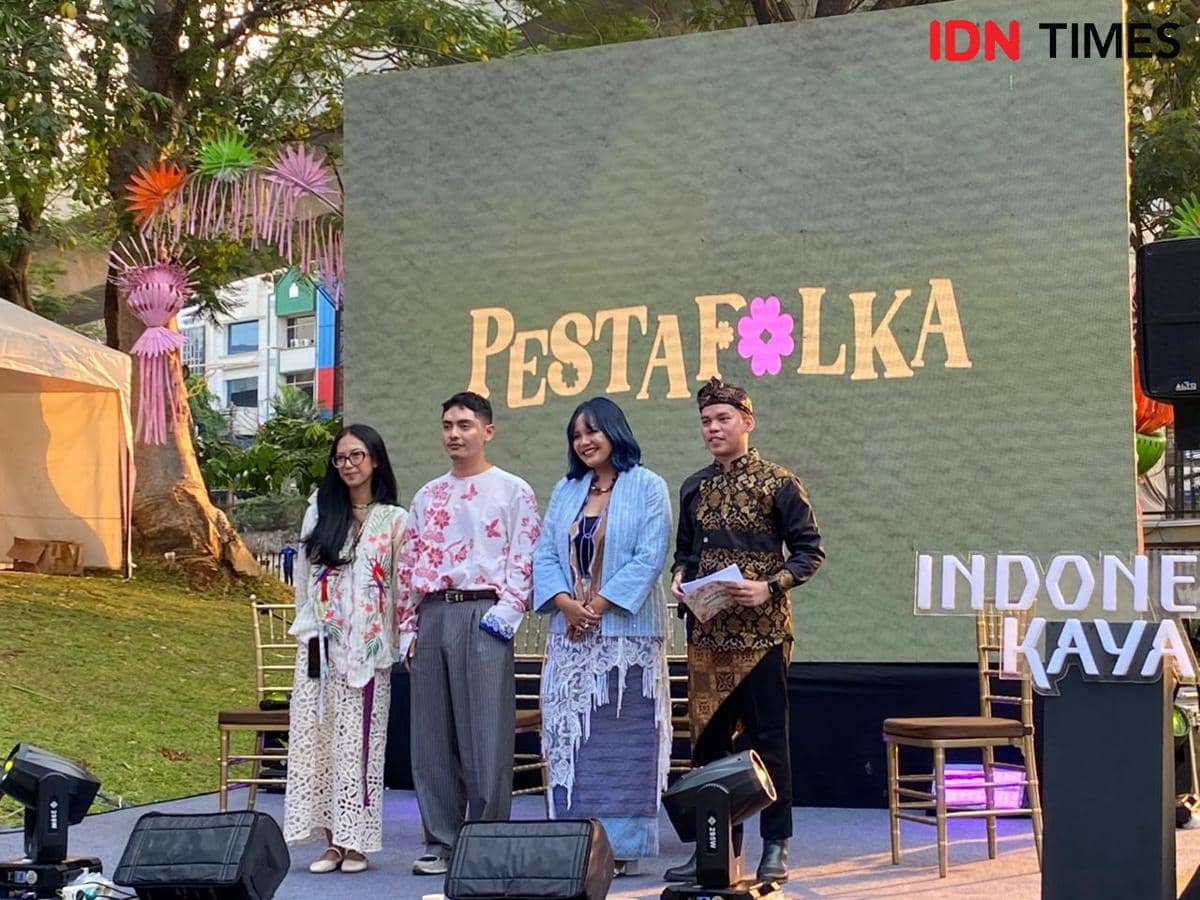 Norah, Hakim dari Folkacommunal, dan Sara Tobing dalam konferensi pers Kebaya Goes Beyond di Jakarta.