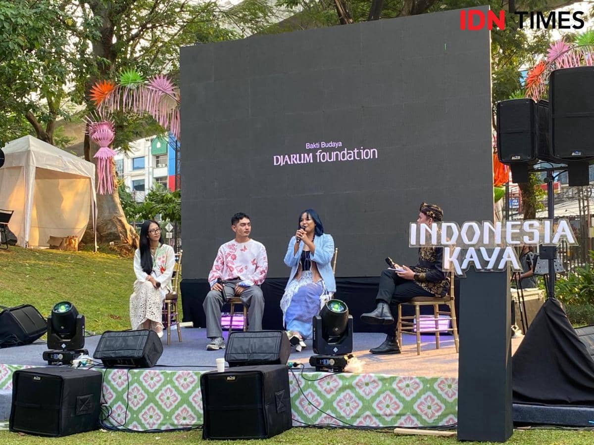 Sara Tobing, Founder Folkacommunal, menjelaskan asal usul Pesta Folka dalam sebuah sesi presentasi acara.