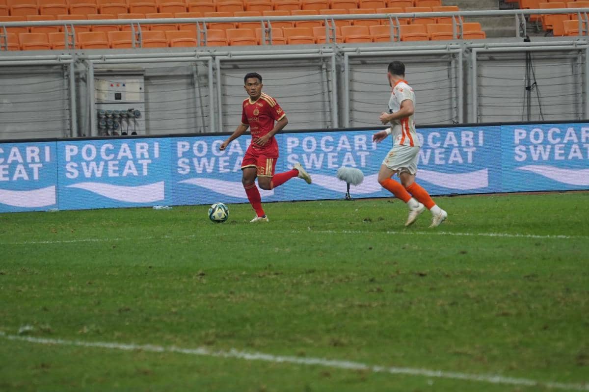 Pertandingan uji coba sepak bola antara Persija dan Brisbane Roar berlangsung di stadion JIS, Jakarta.