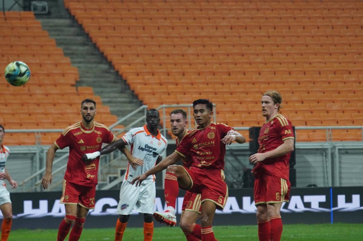 Pemain Persija dan Brisbane Roar berduel memperebutkan bola dalam laga uji coba di Jakarta International Stadium.