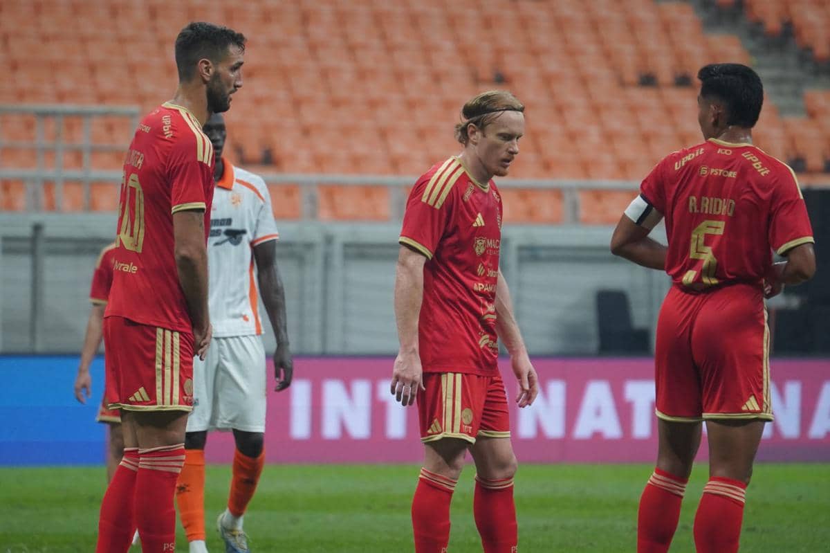 Pemain Persija Jakarta dan Brisbane Roar bertanding dalam laga uji coba di Jakarta International Stadium.
