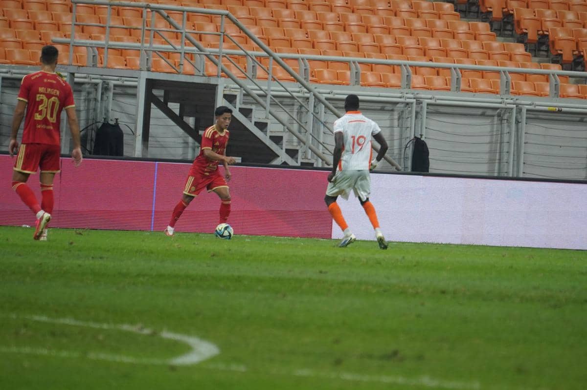 Para pemain Persija dan Brisbane Roar bertanding dalam laga uji coba sepak bola di Jakarta International Stadium.