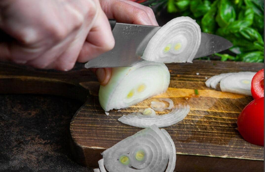 Cara Memotong Bawang Bombay agar Tidak Membuat Mata Perih