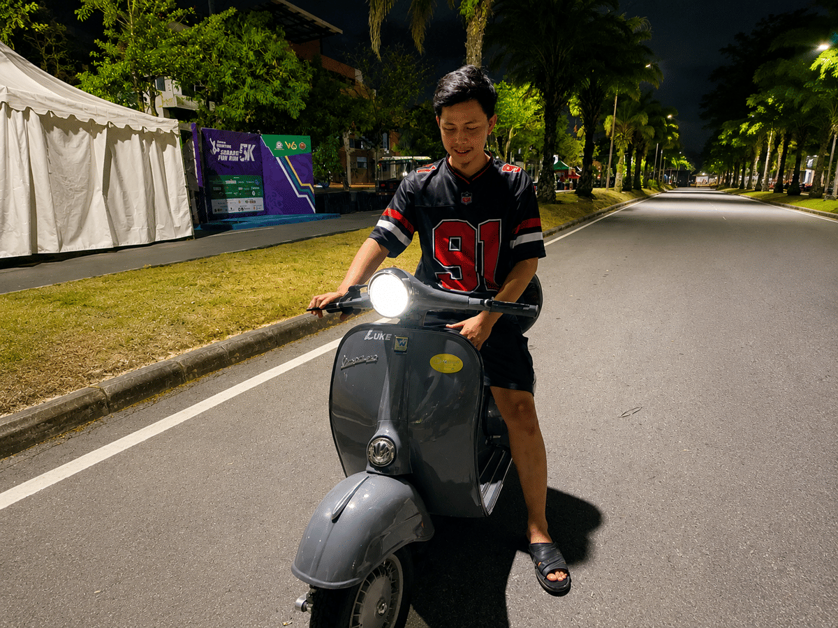 Jack menjajal Vespa tua yang telah dikonversi menjadi motor listrik.