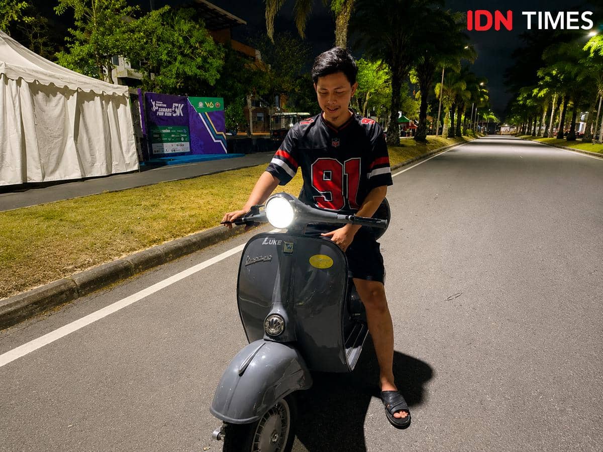 Jack menjajal Vespa tua yang telah dikonversi menjadi motor listrik.