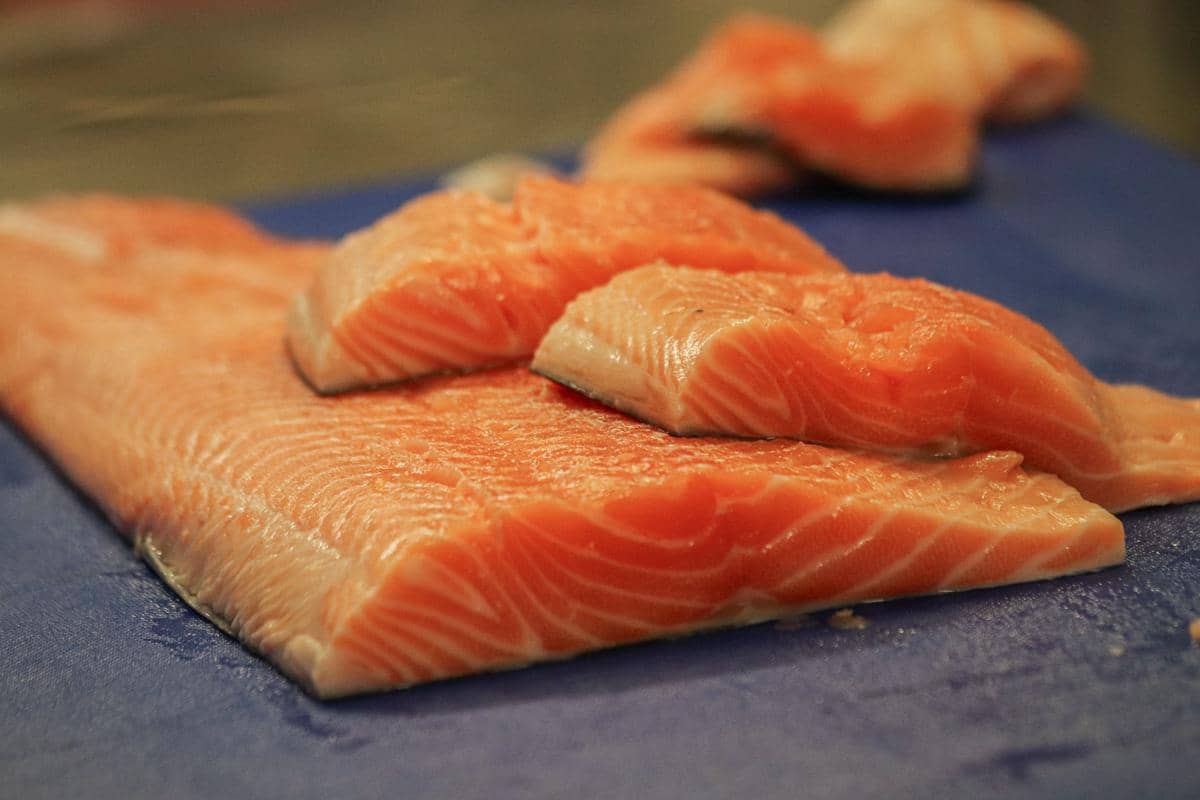 5 Cara Mengecek Kesegaran Salmon di Swalayan Sebelum Dibeli