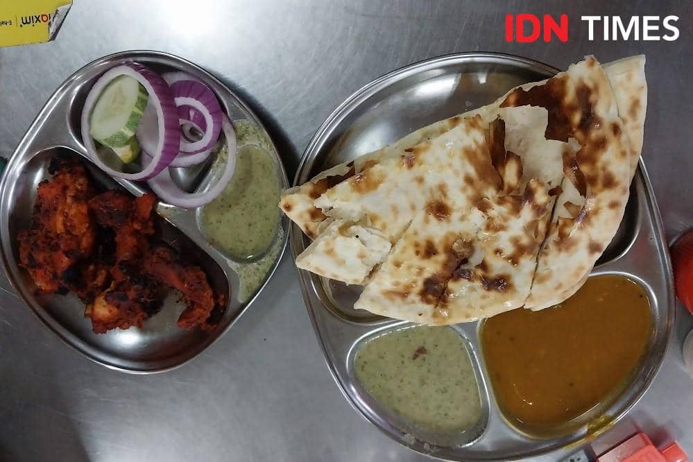 Potret naan bread dan chicken tandoori di Kedai Mamak