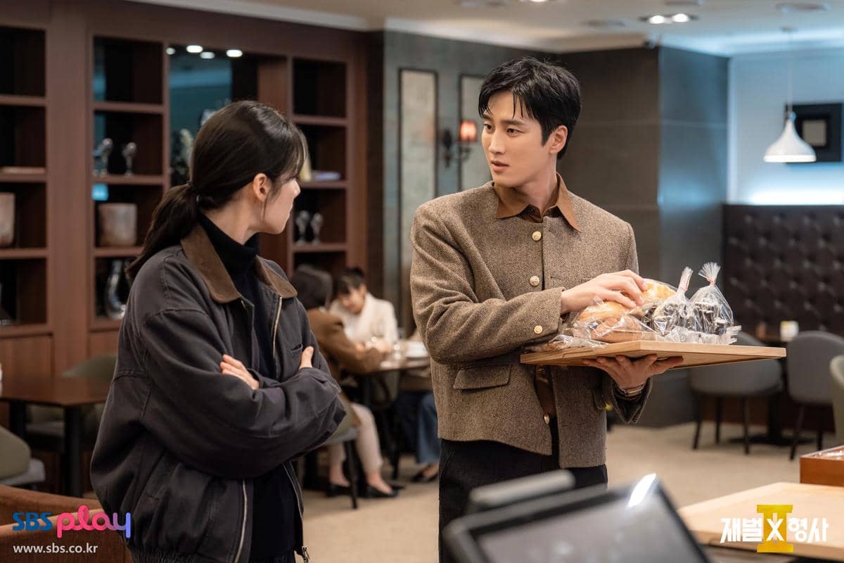 Potongan adegan drama Korea Flex X Cop 2 dalam materi promosi yang dirilis SBS untuk musim kedua serial tersebut.