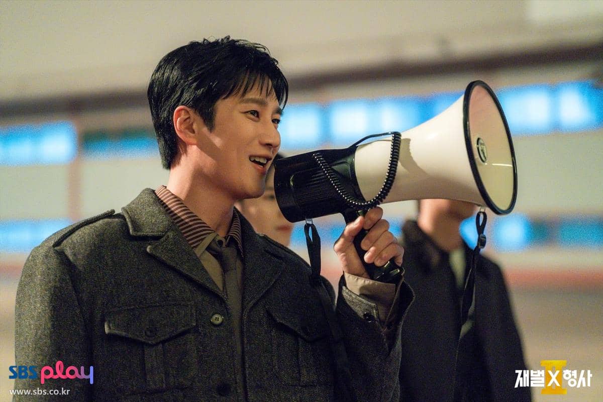 Still cut drama Korea Flex X Cop 2 produksi SBS menampilkan adegan para karakter di dalam serial tersebut.