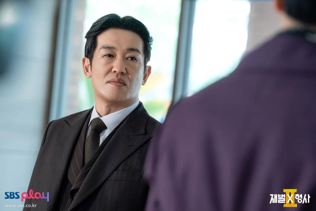 Potongan adegan drama Korea Flex X Cop 2 produksi SBS yang menampilkan para pemeran dalam sebuah adegan.