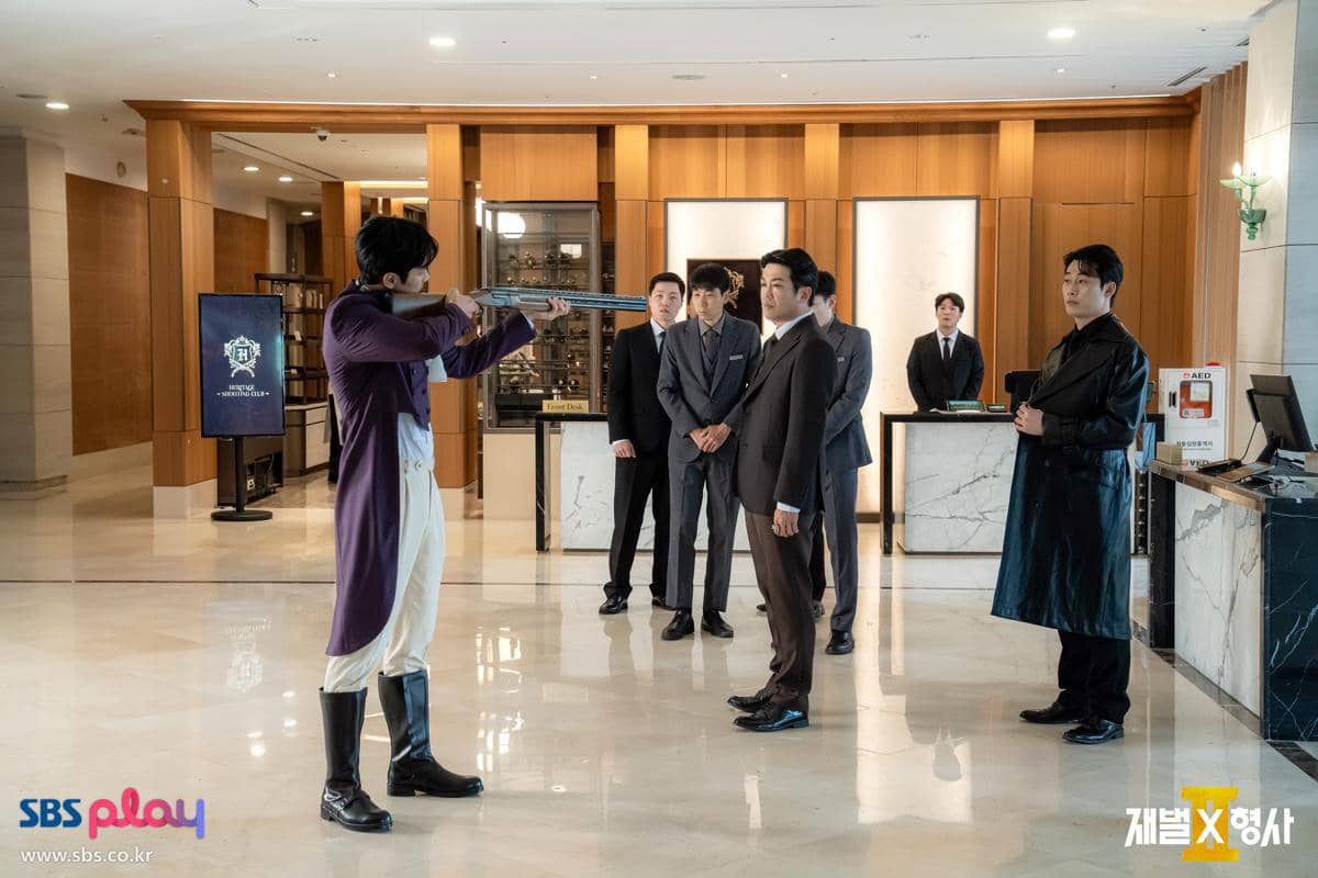 Potongan adegan drama Flex X Cop 2 dalam materi promosi resmi yang dirilis SBS untuk serial tersebut.